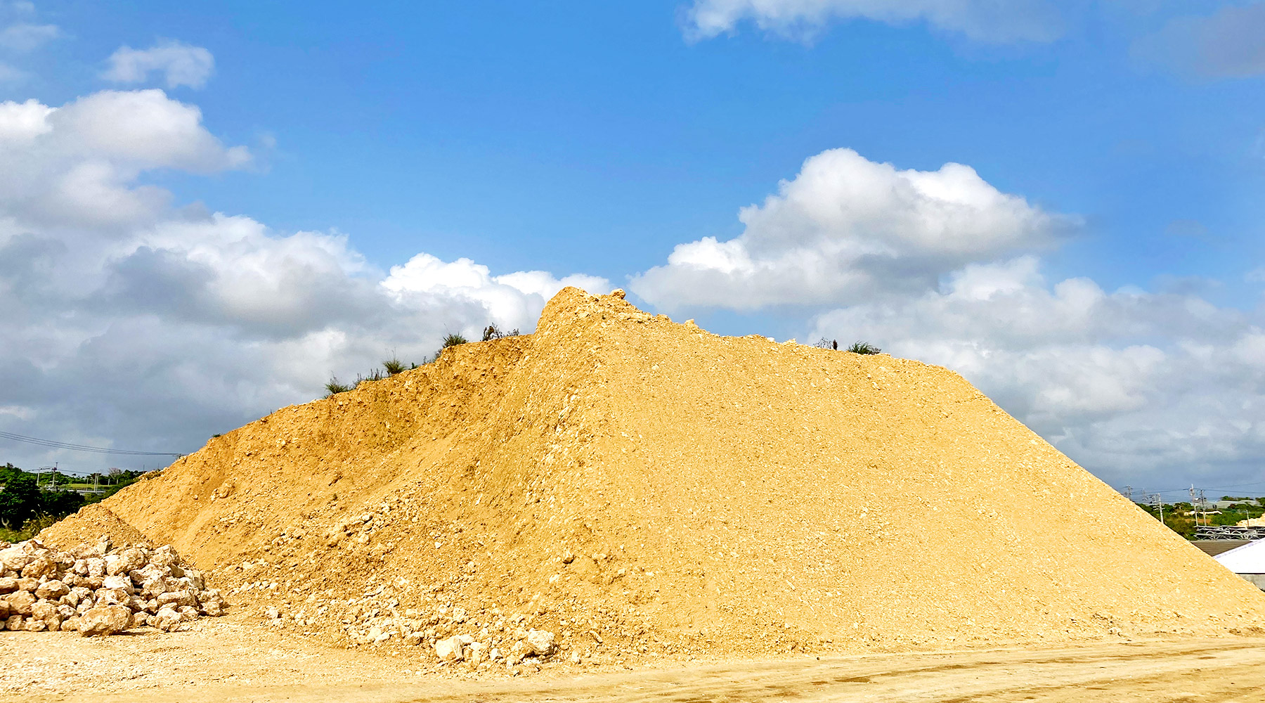沖縄県糸満市の鉱山業・建設資材である砕石や石材の採掘・販売│株式会社沖鉱開発